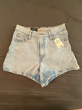 Light Wash High-Rise Denim Shorts - Women Levi’s ‘80s Mom Shorts